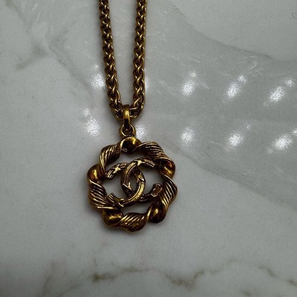 CHANEL Jewelry - CHANEL Gold Twisted Pendant Necklace